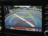 バックモニター付きでガイドラインがモニターに表示され、車庫入れや縦列駐車などの際に役立ちます!