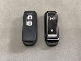 スマートキーを装備しています。鍵を差し込むことなくドアロックの開け閉めと、スタートボタン操作でのエンジンスタートができます。スペアキーも同じものを用意しております。