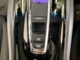 セレクトレバーの下に電子制御パーキングブレーキがあります。スイッチひとつで、停車した地点の傾斜などをシステムが検知・判断してブレーキ力を自動的に最適制御し、しっかり停車できるパーキングシステムです。