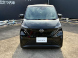 フロントガラス上部にエマージェンシーブレーキのセンサーカメラがあります。前方の車両を感知してぶつかる可能性が高まると表示とブザーで回避操作を即し、安全に減速できなかった場合ブレーキが作動します。