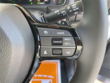 【クルーズコントロール】アクセル操作なしで一定速度を保つ機能。先行車との距離を自動調整する追従型が主流で、高速走行時の疲労を劇的に軽減します。長距離移動が多いお客様への商談では必須の快適装備です。