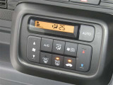【オートエアコン】車内温度を感知して自動で温度調整をしてくれるのでいつでも快適な車内空間を創り上げます!どの席に座っても快適なドライブが楽しめます♪