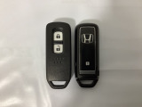 スマートキーを装備しています。鍵を差し込むことなくドアロックの開け閉めと、スタートボタン操作でのエンジンスタートができます。スペアキーも同じものを用意しております。