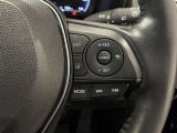 【ステアリングスイッチ】運転中に視線を前に向けたまま画面の操作できます。