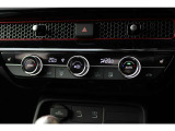 フルオートエアコンを装備。車内の温度設定だけでなくPM2.5にも対応した高性能集塵フィルターも装備しており車内はいつも快適空間♪