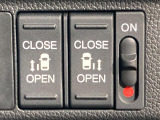 【両側パワースライドドア】スマートキーや運転席のスイッチで後席両側スライドドアの開閉が可能♪電動だから力を入れてドアを開ける必要が無く、小さなお子様でも簡単に開け閉めでき快適です♪