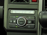 オートエアコンを装備しておりますので、四季を通じて車内を快適な温度に保つことが出来ます!高級感が有りますね!