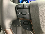 運転中、オーディオの操作をしてて、ハッとしたことはありませんか?ステアリングスイッチは、運転中でもハンドルでオーディオの操作が可能です。安全なドライブをサポートします。