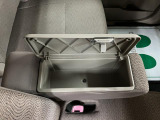 ベンチシート形状で足元も含め広々ゆったり座っていただけます。運転席側に装備してますセンターコンソールボックスを利用頂くとセパレートしてリラックス、ベンチにして開放的に2タイプお好みに合わせ使えます。