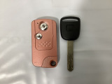 スマートキーを装備しています。鍵を差し込むことなくドアロックの開け閉めと、エンジンスタートができます。通常のキーもスペアとして用意しております。