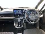 運転席は見やすく整理され、ナビも美しく装着され操作性にも優れています!