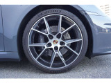 20/21インチ Carrera S ホイールとホイール(ハイグロスブラック塗装、表面はハイポリッシュ仕上げ付き)装備です。