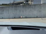 HUD: ヘッドアップディスプレイはドライバーが前方に集中できるよう、ナビや車速情報をフロントガラスに投影するシステムです。