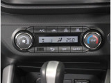 ダイヤルで温度調整可能なエアコンパネル搭載! オート機能搭載のエアコン装備!ダイヤル式で操作性の良いエアコンパネルとなっております!