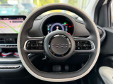 「Nuova500」をオマージュした2本スポークステアリングホイール。