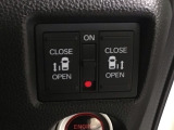 【両側パワースライドドア】両側がパワースライドドアになっており、運転席のスイッチやスマートキーでも開閉が可能です!開口部も広いので乗り降りも楽々♪