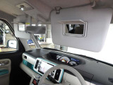運転席・助手席ともにバニティミラーがあり身だしなみチェックに役立ちます。