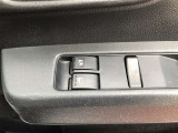 パワーウィンドは今や当たり前の機能ですが、無いと困る機能です。運転席からの操作で、全席の窓を振るオープンにしたり、フルクローズが可能です。