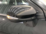 電動格納式ドアミラー付き。駐車場へ停めた時に、ボタン一つで左右のドアミラーをたたむ事ができます。