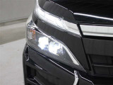 Bi-Beam LEDヘッドランプのレンズカバーをブラックに変更され、LEDクリアランスランプにメッキエクステンションが施されています。