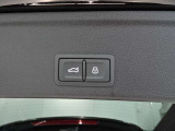 両手がふさがるほどの荷物があるとき、とても便利なオートマチックテールゲートが装備されております。
