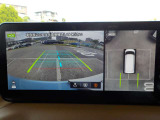 空から見下ろすような視点で、スムーズな駐車と安全確認をサポートする「アラウンドビューモニター」付です。(3Dビュー機能付き)