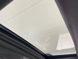 【サンルーフ】開放感たっぷりの希少装備、サンルーフが装着されています!車内に明かりを取り入れたり景色を楽しむ以外にも、車内の空気も簡単に換気できて快適です!