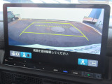 【リアカメラ】リバースに入れるだけで後方の映像が映ります。安全確認や、狭い駐車場での車庫入れ、雨の日や夜間など視界の悪い時に便利です。安全にバックする為には欠かせない装備です。