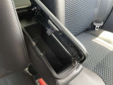 運転席と助手席の間に収納スペースがございます