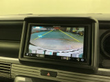 リバースギアに入れるだけで後方の表示へ切り替わります。夜間や雨の日の駐車も楽になりますよ。