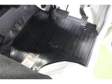 フロアマット標準装備。車内を清潔に保ちます。