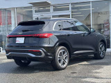 Audiのリヤディフューザーは、車両の後方での空気の流れを整え、乱流を減少させることで、走行安定性を向上させます。またスポーティで洗練された外観を提供し、全体のスタイルに一体感を持たせます。