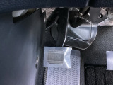 パーキングブレーキはフット式なので運転席と助手席の間はすっきり、移動も楽々です。さっと手が届く位置にATセレクトレバーやエアコンスイッチなどがあり操作性に優れています