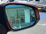 隣車線を走る車両をレーダーで検知し、ドアミラーでは確認しにくい後側方エリアに存在する車両に加え、急接近してくる車両も検知します。車両を検知するとドアミラーに搭載されたLEDインジケーターが点灯します。