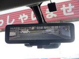 【日産のスマート・ルームミラーは内蔵モニターで後方の状況をクリアな画像で確認でき、通常のルームミラーに切り替えて後席の様子を確認することもできます。