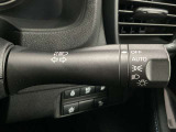 【オートライト】車のセンサーが周囲の明るさを感知し、自動でヘッドライトを点灯・消灯する機能です。この機能は夕暮れ時の交通事故が多い時間帯の安全性を高めてくれます。