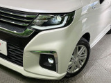 【LEDヘッドライト】悪天候や夜間走行時も良好な視界を確保し安心して運転できる高輝度LEDヘッドライトを装備!点灯速度が早く、消費電力も抑えられています。