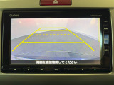 【バックカメラ】ギアをリバースに入れれば自動的にモニターが切り換わるので、車庫入れや後退確認がラクラク OKです!