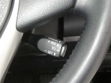 【レーダークルーズコントロール】(全車速追従機能付)付きです。車速に応じて追従支援してくれるので、ロングドライブも快適です。詳細は販売店スタッフまでおたずねください。