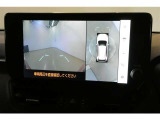 【パノラミックビューモニター】映像で、見づらい車両周辺の確認をアシスト。クルマを真上から見ているような映像を表示。 運転席から確認しにくい車両周囲の状況を把握。