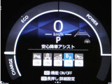 コーナーセンサーを車の前後に装備。障害物までの距離に応じて警告音を変えてお知らせ。縦列駐車時や駐車場・車庫などでの取り回しをサポートします。詳細は販売店スタッフまでおたずねください。
