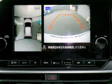 リバースにシフトするとまるで上空から見下ろしているような感じにナビゲーション画面に映し出します