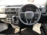 シンプルで使いやすいコクピット。視界性もよく運転しやすいですよ。スイッチ類も使いやすい場所に配置されています。