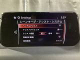 カメラが車線を認識してはみ出しそうになるとステアリングアシストが介入するレーン・キープ・アシストシステムを装備しております。お好みで作動・非作動の設定も可能です。