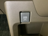 アクセサリーソケットはUSBのアダプターなどをつければ、スマホの充電にも使えます。周辺には物が置けるボックスがついています。