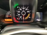スピードメーターとタコメーターを大きく配した見やすいメーター部になっています。右側のインフォメーション画面でオドメーターや燃費などの情報を確認できます。