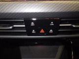 タッチコントロール式3ゾーンフルオートエアコンパネル。運転席、助手席それぞれ独立して温度管理が可能です。花粉やダストを除去するフレッシュエアフィルターも装備され、クリーンな室内環境を保ちます。