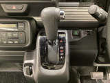 CVT車のセレクトレバーです。低速から高速まで、変速ショックのないスムーズな走りを実現するとともに、エンジン効率のよい領域を維持することで燃費にも貢献します。