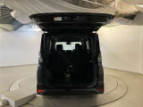 バックドアを上げた状態です。シートのアレンジ次第で荷室のスペースが広くなります!用途に合わせて快適な室内空間を!!