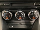 空調スイッチ類は最近流行のタッチパネル式ではなく、運転中でも直感的に操作できるダイヤル式を採用しております。